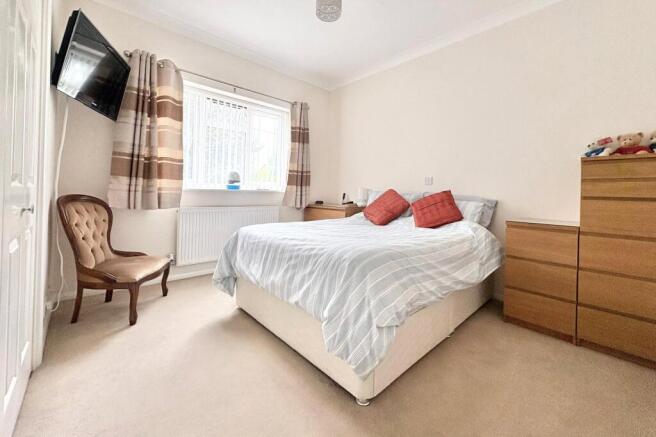 Upper Hale Road, Farnham, Surrey, GU9 photo 4