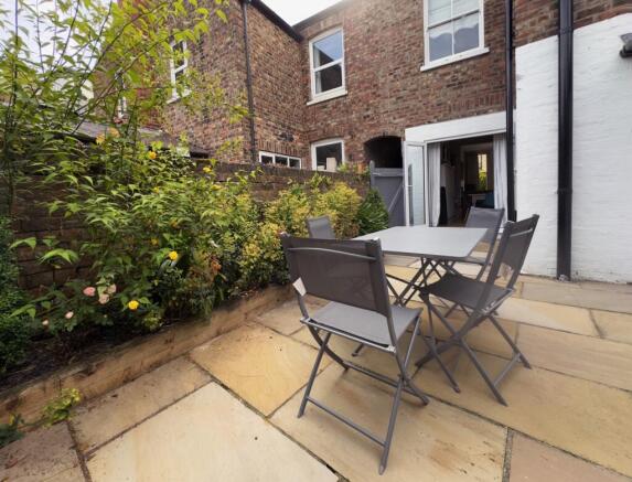 4 bed Terraced to rent Image 8