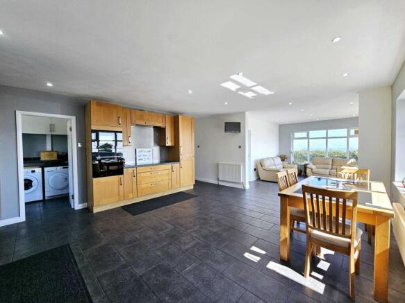 5 bed Detached for sale Image 12