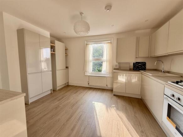 Kitchen/Dining Room: