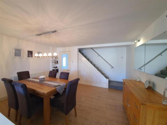 4 Chatsworth Crescent - diner area.jpg
