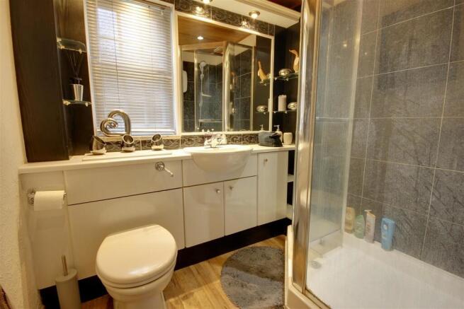 2 bed Apartment to rent Image 5