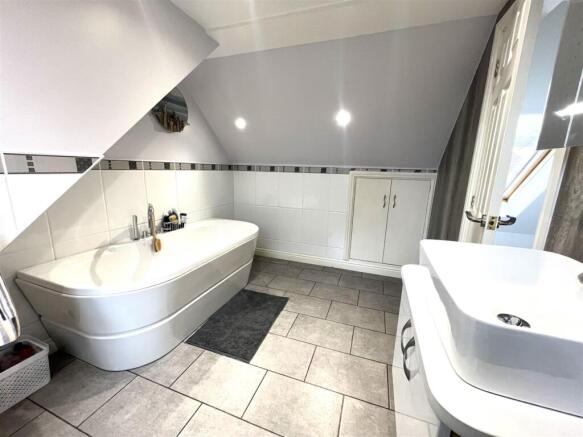 THORN CLOSE LOFT BATH.jpeg