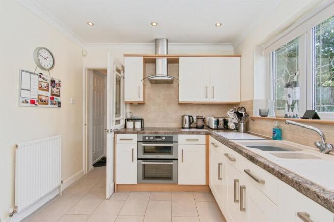 4 bed Detached for sale Image 7