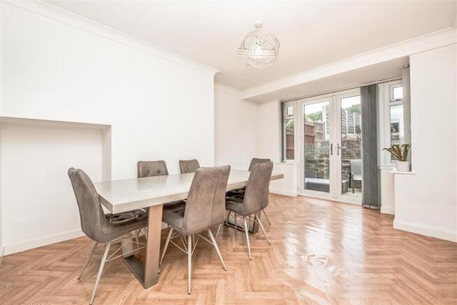 Living / Dining Room: