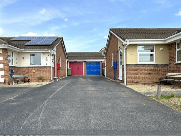 SINGLE Garage & Driveway 544