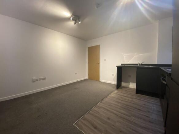 2 bed Apartment to rent Image 4