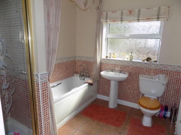 FAMILY BATHROOM