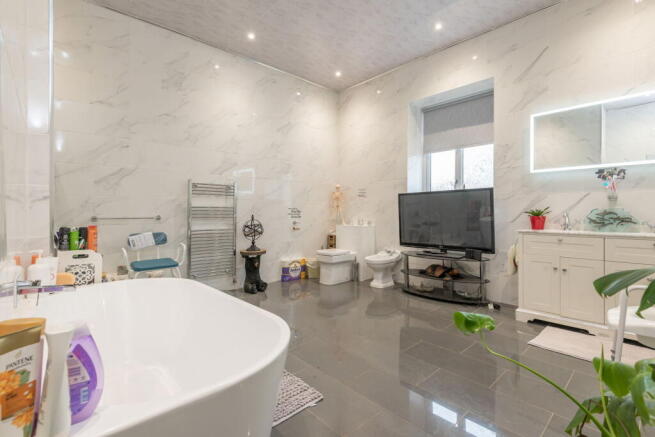 6 bed Detached for sale Image 12