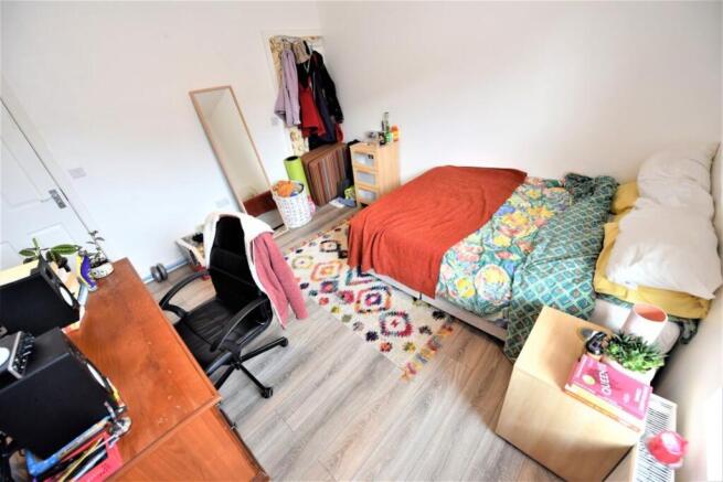 4 bed House to rent Image 9