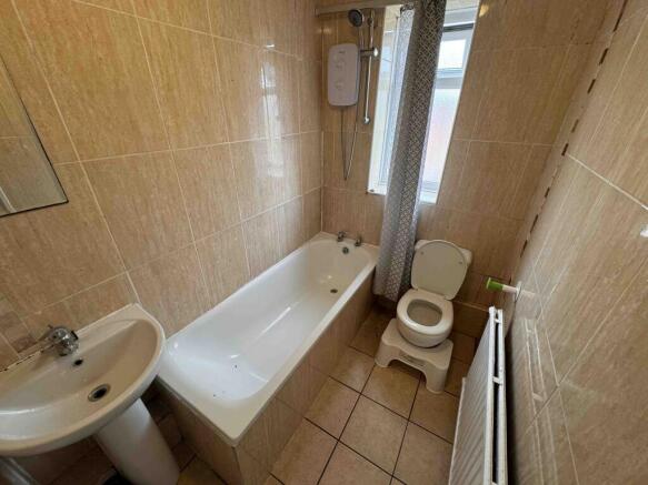 4 bed Semi-Detached to rent Image 7