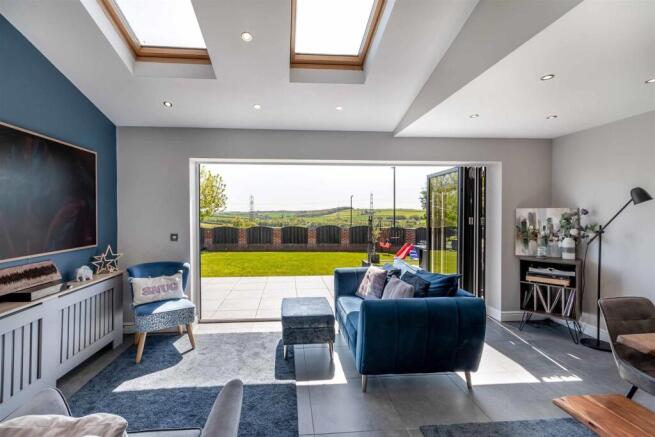 5 bed Detached for sale Image 10