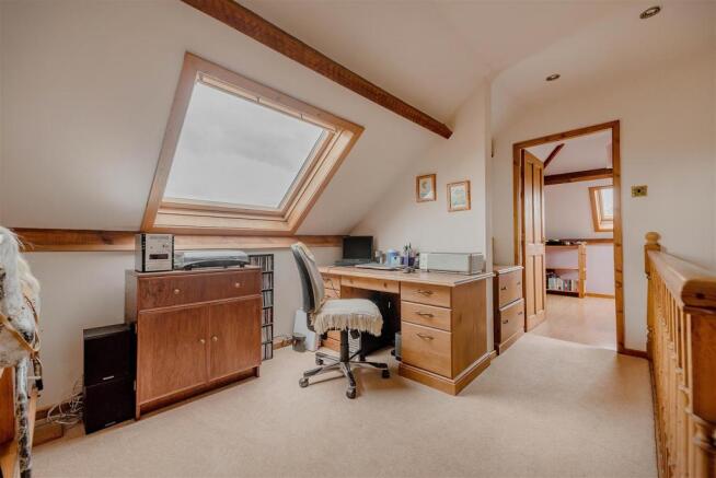FIRST FLOOR LANDING/