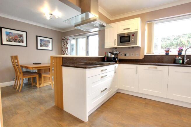 4 bed Detached Bungalow for sale Image 6