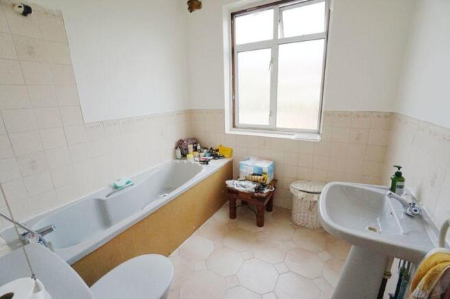 FIRST FLOOR BATHROOM/W.C.