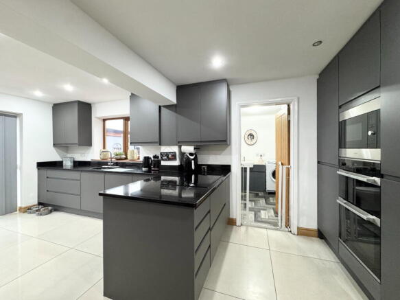 4 bed Detached for sale Image 8