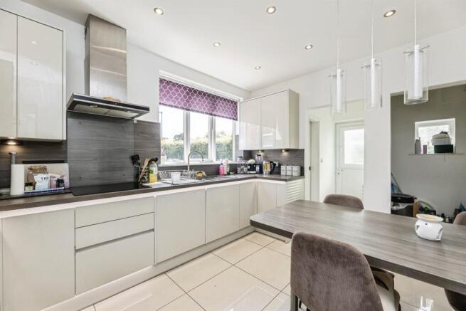4 bed Detached for sale Image 8
