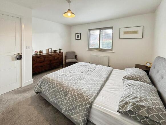 4 bed House for sale Image 11