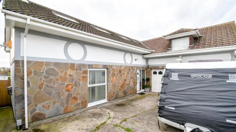 Greenbanks Drive, Barry