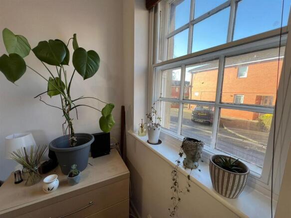 4 bed Semi-Detached to rent Image 6
