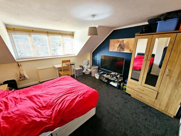 4 bed Semi-Detached for sale Image 11