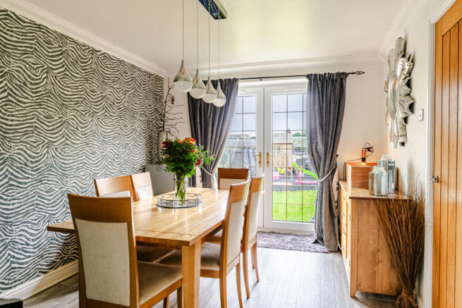 5 bed Detached for sale Image 9