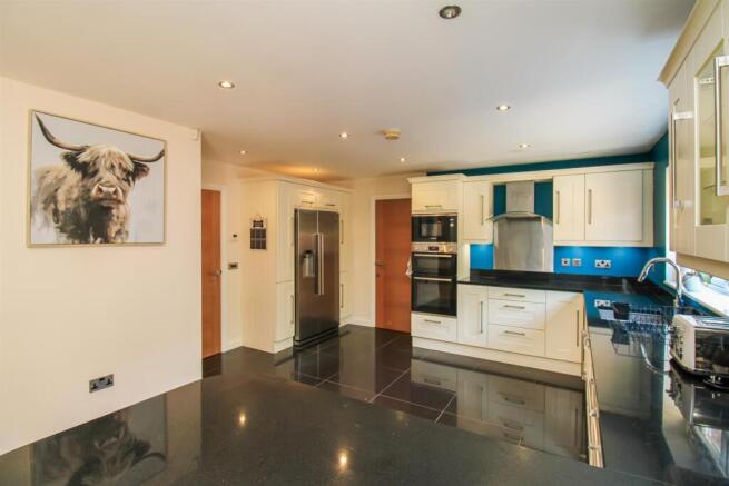 5 bed Detached for sale Image 4