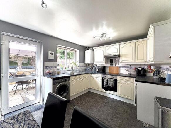 Hartland Avenue, COSELEY, WV14 9AN photo 4