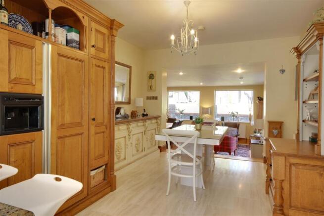 6 bed Detached for sale Image 11