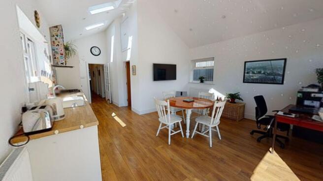 KITCHEN/DINING ROOM