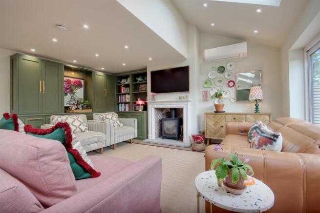 5 bed Detached for sale Image 9