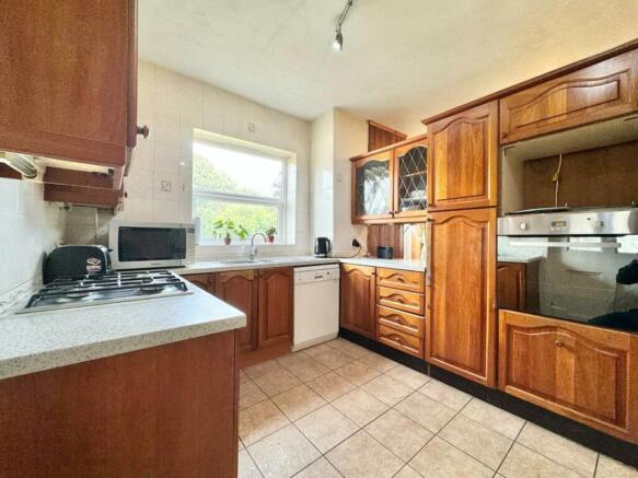 5 bed Detached for sale Image 12