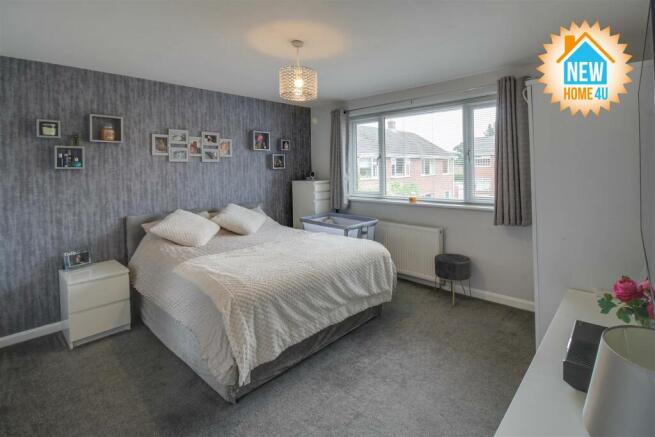 MAIN BEDROOM: