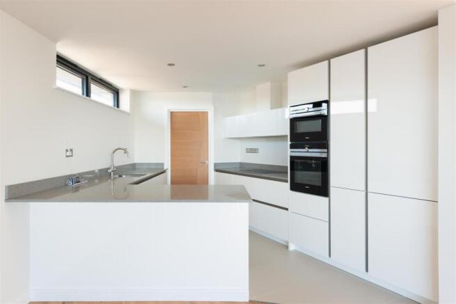 Penthouse, The Savoy, Beach Walk, Whitstable (5).j