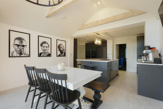 5 bed Detached for sale Image 8