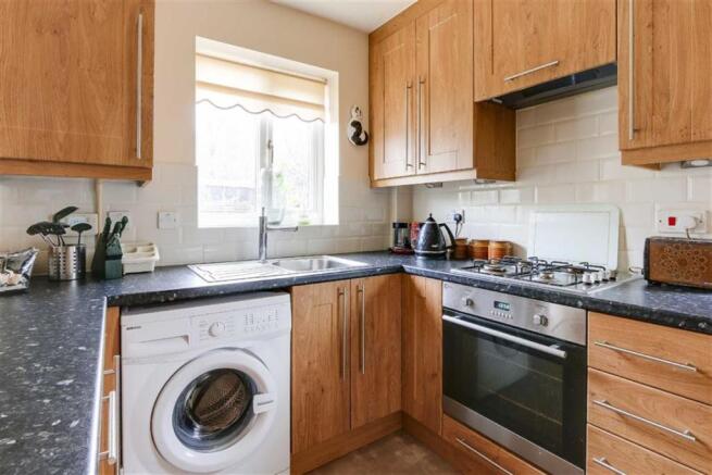 RE-FITTED KITCHEN/DI