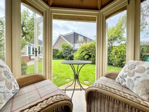 Summer house to garden