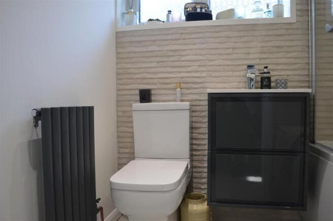 GROUND FLOOR / BATHROOM