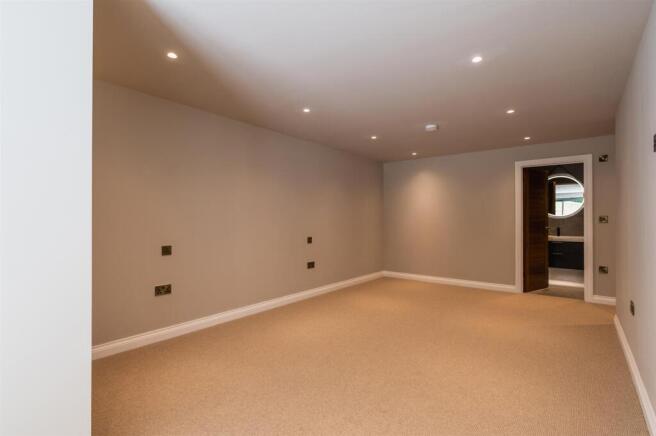 3 bed Apartment for sale Image 9