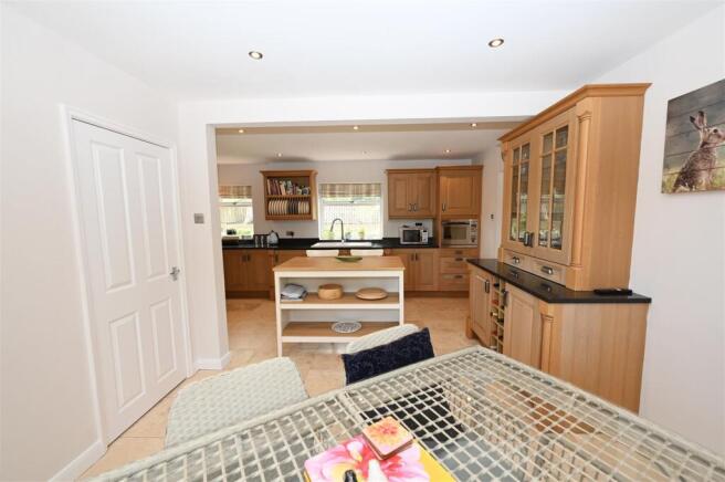 5 bed Detached for sale Image 9