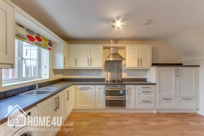 KITCHEN / BREAKFAST ROOM: