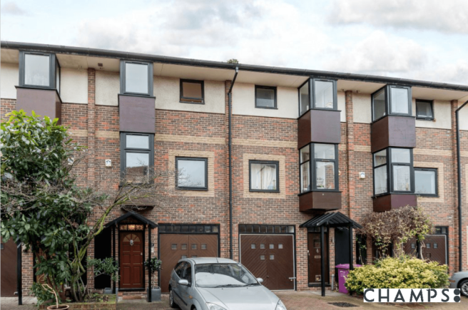 3 bed terraced house for sale Barnfield Place, Lo