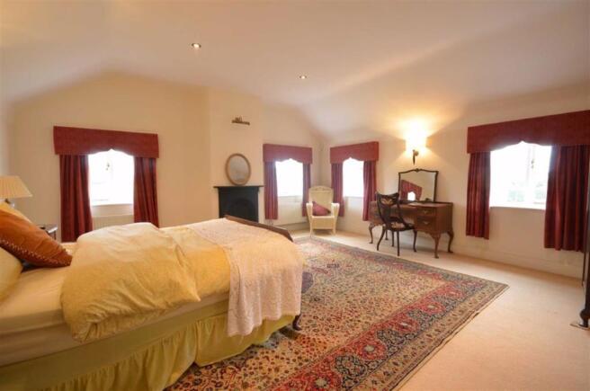 PRINCIPAL BEDROOM