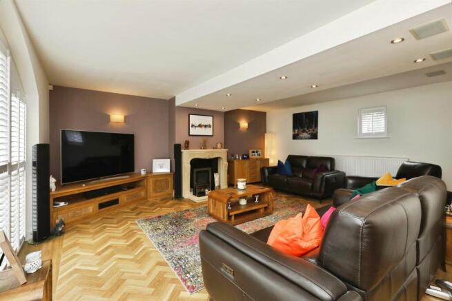 9 bed Detached for sale Image 7