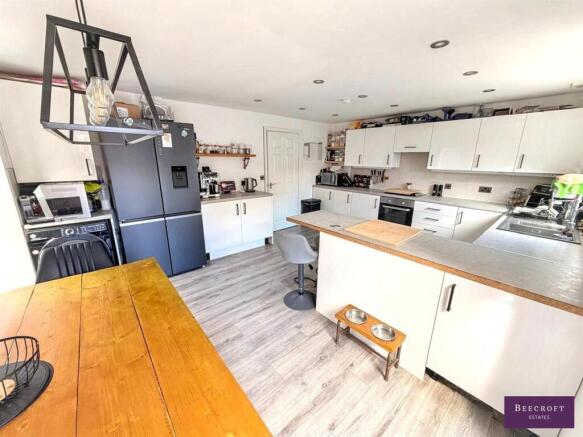 4 bed Detached for sale Image 5