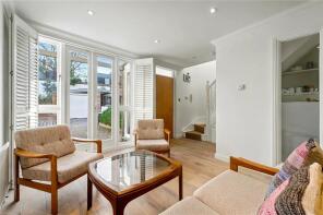 6, Dove's Yard, London N1 0HQ