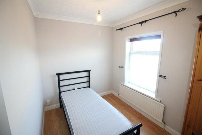 24 Surrey Tce-Bed2.JPG