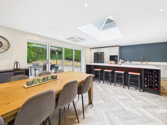 5 bed Detached for sale Image 11