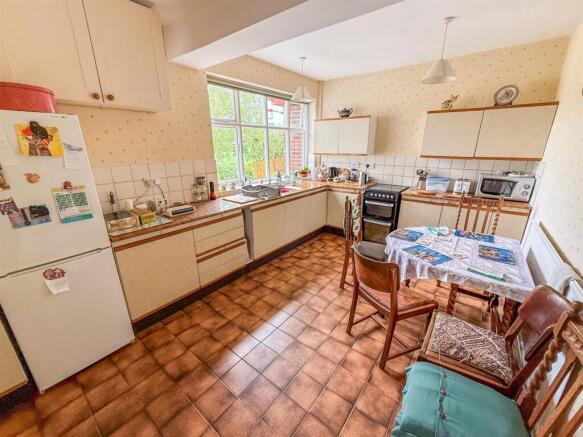 Kitchen/ Breakfast Room