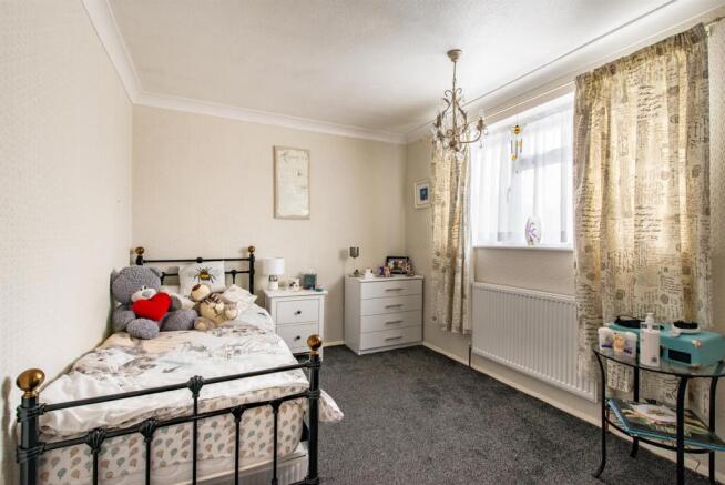 2 Ashenden Close bedroom2.jpg